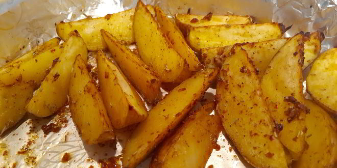 Рецепт Запеченных картофельных долек с чесноком и розмарином