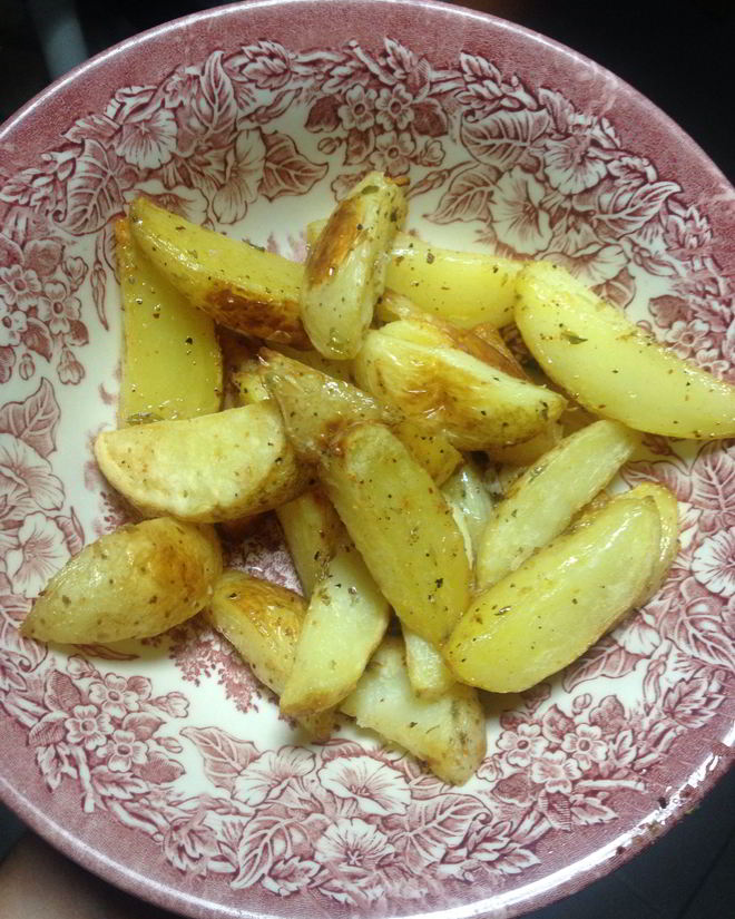 Рецепт запеченных картофельных долек с чесноком и розмарином