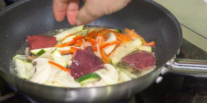 Шаг 8: баклажанов с куриной печенью и овощами