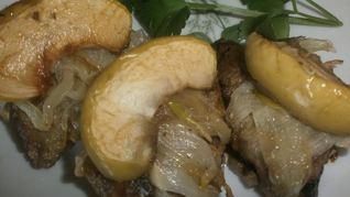 Рецепт Говяжьей печени с яблоками и луком по-берлински