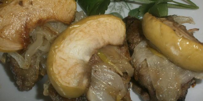 Рецепт Говяжьей печени с яблоками и луком по-берлински