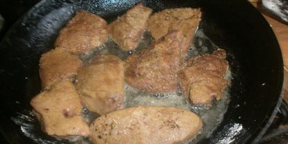 Шаг 12: говяжьей печени с яблоками и луком по-берлински