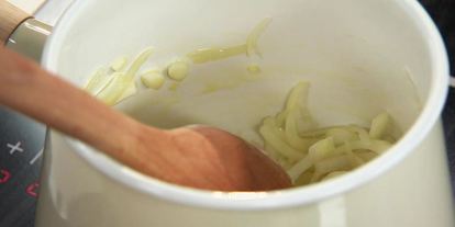 Шаг 1: говяжьей печенки с томленыма лукома