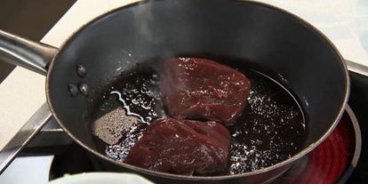 Шаг 2: говяжьей печенки с томленыма лукома