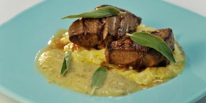 Шаг 3: говяжьей печенки с томленыма лукома