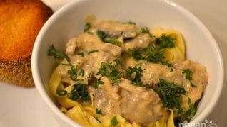 Рецепт Куриной печени с грибами в сливочном соусе