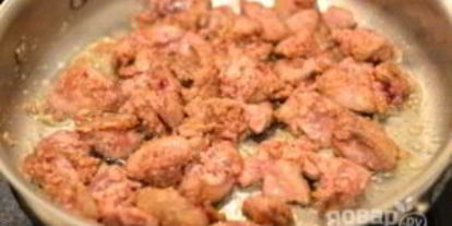 Шаг 3: куриной печени с грибами в сливочном соусе