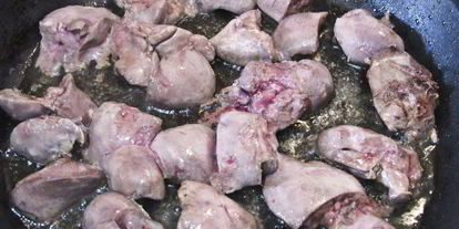 Шаг 2: куриной печени с зеленым горошком