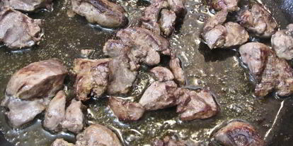 Шаг 3: куриной печени с зеленым горошком