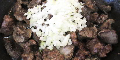 Шаг 5: куриной печени с зеленым горошком