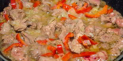 Шаг 2: куриной печени, тушенной с болгарским перцем