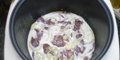 Шаг 2: куриной печени в сметан в мультиварке