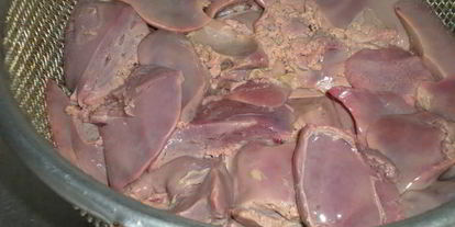 Шаг 1: куриной печенки с красным луком в красном вине