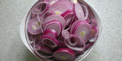 Шаг 2: куриной печенки с красным луком в красном вине