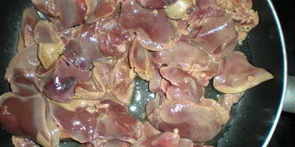 Шаг 3: куриной печенки с красным луком в красном вине