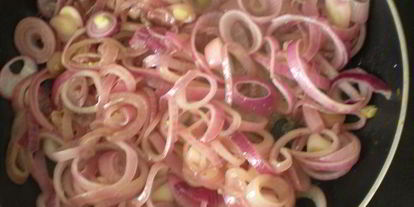 Шаг 5: куриной печенки с красным луком в красном вине