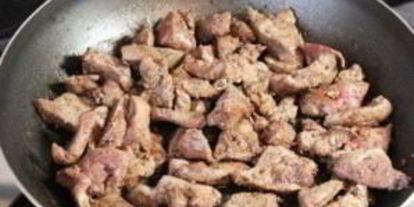 Шаг 2: печени индейки со сметаной