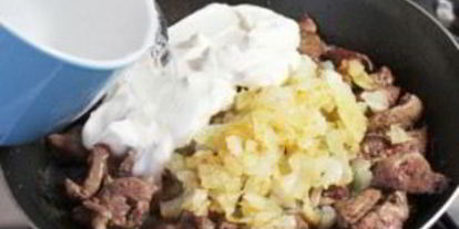 Шаг 3: печени индейки со сметаной