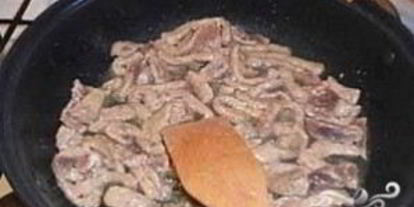 Шаг 4: печени по-бефстрогановски