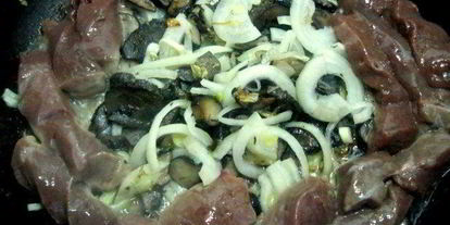 Шаг 1: печени с грибами на картофельном блине