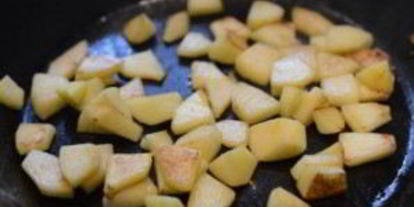 Шаг 1: печени с луком и яблоками