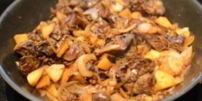 Шаг 3: печени с луком и яблоками