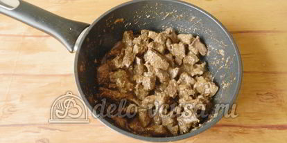 Шаг 4: печени свиной тушеной в сметане