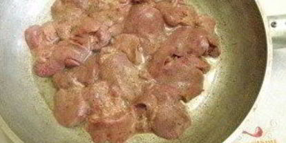 Шаг 1: печенки под соусом