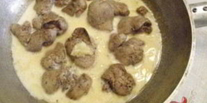 Шаг 2: печенки под соусом