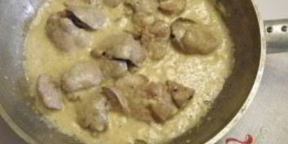 Шаг 3: печенки под соусом