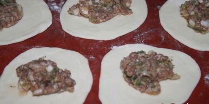 Шаг 4: мини-хинкали с говядиной, пекинской капустой и соевым соусом