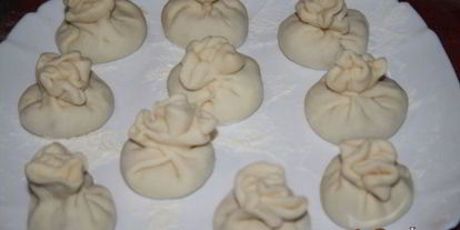 Шаг 5: мини-хинкали с говядиной, пекинской капустой и соевым соусом