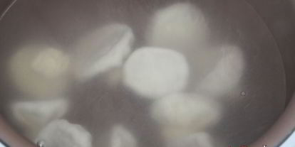 Шаг 6: мини-хинкали с говядиной, пекинской капустой и соевым соусом