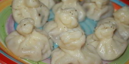 Шаг 7: мини-хинкали с говядиной, пекинской капустой и соевым соусом