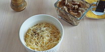 Шаг 4: пельменей с опятами и сыром в духовке