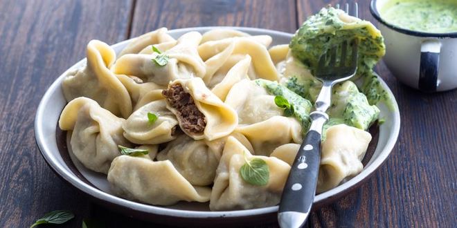 Рецепт Пельменей с томленой бараниной и мятным соусом