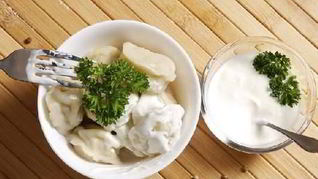 Рецепт Пельменей с тушеной крольчатиной и острой сметаной