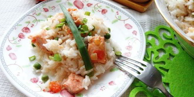 Рецепт быстрого плова с рыбой и зеленым горошком