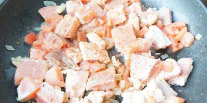 Шаг 2: быстрого плова с рыбой и зеленым горошком