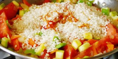 Шаг 1: паэльи с овощами и кальмарами