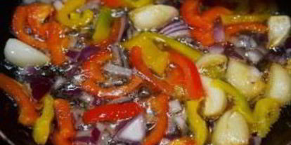 Шаг 3: паэльи с цыпленком и чорризо