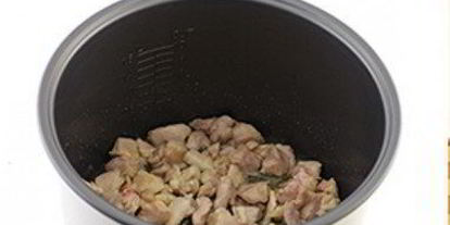 Шаг 2: плова с курицей в мультиварке