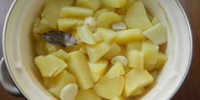 Шаг 1: пышного картофельного пюре с яйцом и сметаной