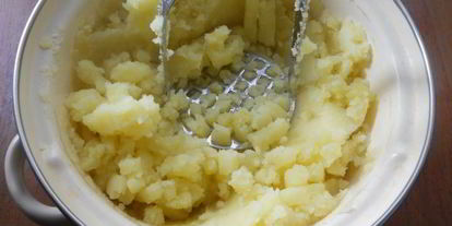 Шаг 2: пышного картофельного пюре с яйцом и сметаной