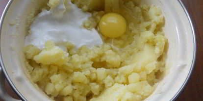 Шаг 3: пышного картофельного пюре с яйцом и сметаной