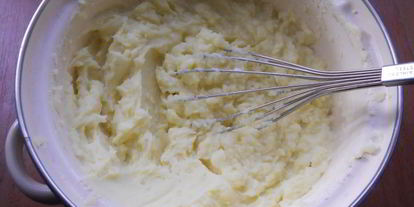 Шаг 4: пышного картофельного пюре с яйцом и сметаной