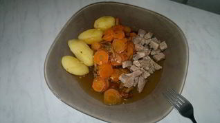 Рецепт Бедра индейки с чабрецом и кориандром, рагу из моркови и опят с чесноком и отварным картофелем