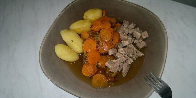 Рецепт бедра индейки с чабрецом и кориандром, рагу из моркови и опят с чесноком и отварным картофелем