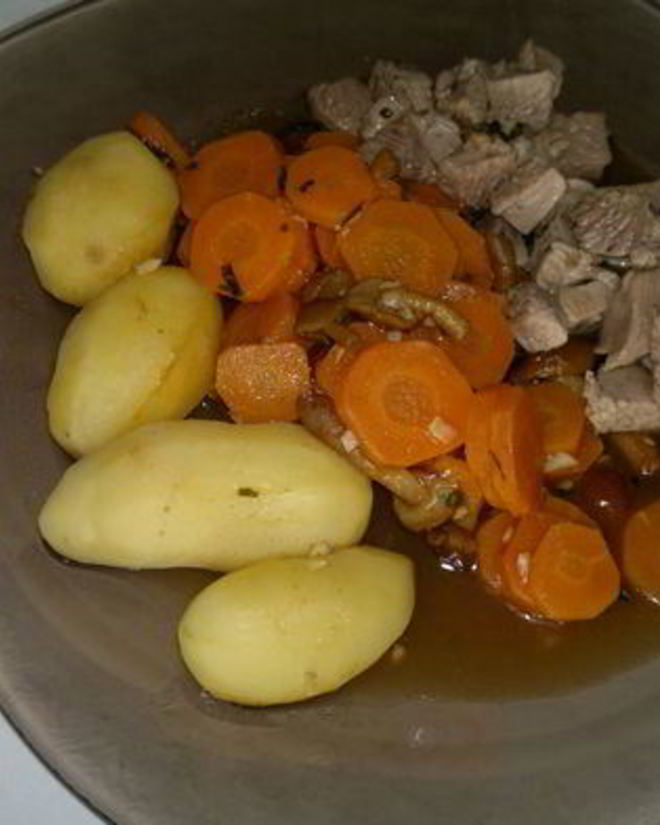 Рецепт бедра индейки с чабрецом и кориандром, рагу из моркови и опят с чесноком и отварным картофелем