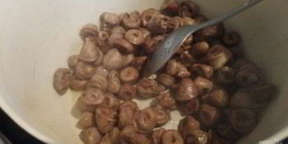 Шаг 3: овощного рагу с куриными сердечками